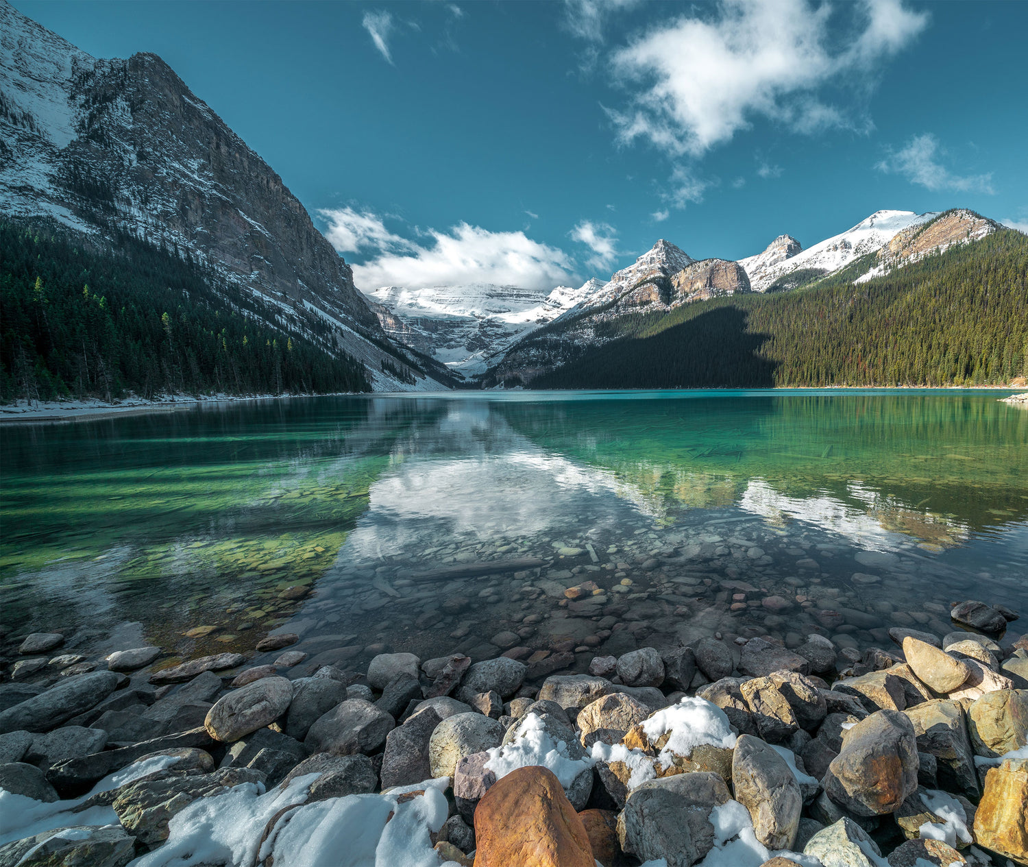 breathtaking-shot-beautiful-stones-turquoise-water